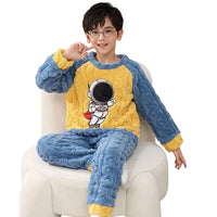 Offrez à vos enfants une couche supplémentaire de chaleur durant les nuits froides avec nos pyjamas à capuche en polaire corail. Conçus pour le confort ultime, ces ensembles de pyjamas en flanelle veloutée intègrent des tops à manches longues et des pantalons assortis, rendant les moments avant de dormir aussi doux que chaleureux. Parfaits pour les garçons et les filles, ces vêtements de nuit sont disponibles dans une variété de motifs cartoon ludiques qui captiveront leurs imaginations.