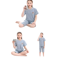 Nos ensembles de pyjamas ne sont pas seulement confortables et stylés, mais ils sont également fabriqués selon les normes de qualité les plus strictes. Le coton doux protège la peau délicate, tandis que les designs colorés et joyeux raviront vos enfants. Choisissez nos pyjamas pour garantir à vos petits des nuits Tranquilles et agréables.