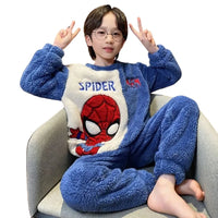 Offrez à vos enfants le summum du confort avec nos pyjamas en flanelle épaisse, idéals pour l'automne et l'hiver. Ces ensembles comportent des motifs cartoons adorés par les enfants, rendant l'heure du coucher aussi amusante qu'attendue. Parfait pour les garçons et les filles, le tissu doux et épais de ces pyjamas garantit chaleur et confort tout au long de la nuit.