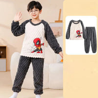 Offrez à vos enfants le summum du confort avec nos pyjamas en flanelle épaisse, idéals pour l'automne et l'hiver. Ces ensembles comportent des motifs cartoons adorés par les enfants, rendant l'heure du coucher aussi amusante qu'attendue. Parfait pour les garçons et les filles, le tissu doux et épais de ces pyjamas garantit chaleur et Confort tout au long de la nuit.