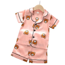 ffrez à vos enfants une expérience de sommeil luxueuse avec notre ensemble de pyjamas en soie glacée. Parfait pour les chaudes nuits d'été, cet ensemble comprend un cardigan à manches courtes et des shorts, tous deux fabriqués dans un tissu de soie satinée qui caresse la peau tout en restant frais et respirant. Avec son toucher soyeux et ses propriétés thermorégulatrices, il est idéal pour que vos enfants restent confortables toute la nuit.