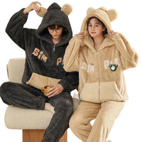 Offrez le cadeau de la détente et du style avec notre ensemble de pyjamas en flanelle. Que ce soit pour un anniversaire, les fêtes de fin d'année ou simplement pour faire plaisir, ce pyjama est un choix élégant et pratique pour tous les couples. Le design unique et confortable garantit de nombreuses soirées et matinées douillettes à venir.