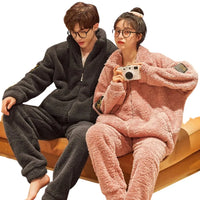 Cet ensemble pyjama doublé en flanelle est parfait pour toutes les occasions où vous voulez vous détendre à la maison pendant les mois d'hiver. Que ce soit pour une soirée jeux de société en famille, une séance de cinéma à la maison ou simplement pour vous blottir sur le canapé avec votre partenaire, ces pyjamas vous offrent le confort et la chaleur dont Vous avez besoin.   