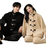 Offrez le cadeau de la détente et du style avec notre ensemble de pyjamas en flanelle. Que ce soit pour un anniversaire, les fêtes de fin d'année ou simplement pour faire plaisir, ce pyjama est un choix élégant et pratique pour tous les couples. Le design unique et confortable garantit de nombreuses soirées et Matinées douillettes à venir.