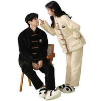 Offrez le cadeau de la détente et du style aveC  notre ensemble de pyjamas en flanelle. Que ce soit pour un anniversaire, les fêtes de fin d'année ou simplement pour faire plaisir, ce pyjama est un choix élégant et pratique pour tous les couples. Le design unique et confortable garantit de nombreuses soirées et matinées douillettes à venir.