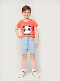 Idéal pour tous les jours, notre ensemble de vêtements pour garçons combine style et fonctionnalité. Le T-shirt imprimé de personnages de dessins animés préférés des enfants et les shorts assortis sont conçus pour captiver et stimuler l'imagination des petits. Que ce soit pour une journée d'école ou une sortie au parc, cet ensemble assure à votre enfant de rester à l'aise et stylé.