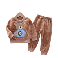 Explorez le confort suprême avec nos pyjamas pour enfants faits de flanelle épaisse. Le tissu doux ne gratte pas et enveloppe les enfants dans un cocon de chaleur, sans compromettre leur mobilité. Parfait pour se prélasser à la maison ou pour une nuit de sommeil réparatrice, cet ensemble combine style et fonctionnalité avec ses motifs de dessins animés Adorés par les enfants.