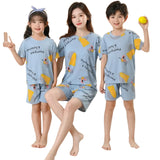 Introduisez un vent de fraîcheur dans la garde-robe nocturne de votre famille avec nos pyjamas en soie glacée. Conçus pour le confort et le style, ces ensembles comportent des motifs cartoon ludiques qui plairont à toute la famille. Le tissu en soie glacée garantit une sensation de fraîcheur et de légèreté, rendant ces pyjamas parfaits pour les soirées d'été Détendues à la maison.