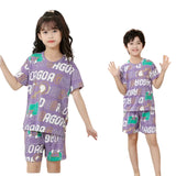Nos pyjamas en soie glacée ne se contentent pas d'être confortables, ils sont également élégants. Avec leur coupe décontractée et leur tissu fluide, ils sont aussi pratiques qu'attrayants. Les hauts à manches courtes et les shorts assortis offrent un confort sans compromis, idéal pour les moments de détente en Famille.