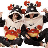 Plongez dans le confort hivernal avec notre ensemble de pyjamas pour couples, caractérisé par son épaisseur idéale pour les froides nuits. Cet ensemble dispose d'un adorable motif de chat cartoon, parfait pour les amateurs d'anime et de style Kawaii. La capuche ajoutée offre une chaleur supplémentaire, tandis que le tissu doux vous enveloppe de confort, faisant de ces pyjamas le choix parfait pour vos soirées détente à la maison.