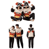 Plongez dans le confort hivernal avec notre ensemble de pyjamas pour couples, caractérisé par son épaisseur idéale pour les froides nuits. Cet ensemble dispose d'un adorable motif de chat cartoon, parfait pour les amateurs d'anime et de style Kawaii. La capuche ajoutée offre une chaleur supplémentaire, tandis que le tissu doux vous enveloppe de Confort, faisant de ces pyjamas le choix parfait pour vos soirées détente à la maison.