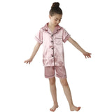 Choisissez nos pyjamas en soie satinée pour le confort de vos enfants. Doux au toucher et agréable à porter, cet ensemble est le choix idéal pour garantir une bonne nuit de sommeil à vos petits, tout en ajoutant une touche d'élégance à Leur garde-robe de nuit.