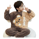 Équipez vos enfants pour l'hiver avec nos pyjamas en flanelle veloutée, spécialement conçus pour apporter confort et style à leur routine nocturne. La capuche ajoutée procure non seulement une protection supplémentaire contre le froid, mais ajoute également une touche de fun à leur tenue de nuit avec son design inspiré des personnages préférés des enfants. La polaire corail garantit une isolation optimale, tout en Restant légère et respirante.