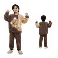 Équipez Vos enfants pour l'hiver avec nos pyjamas en flanelle veloutée, spécialement conçus pour apporter confort et style à leur routine nocturne. La capuche ajoutée procure non seulement une protection supplémentaire contre le froid, mais ajoute également une touche de fun à leur tenue de nuit avec son design inspiré des personnages préférés des enfants. La polaire corail garantit une isolation optimale, tout en restant légère et respirante.