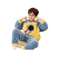 Équipez vos enfants pour l'hiver avec nos pyjamas en flanelle veloutée, spécialement conçus pour apporter confort et style à leur routine nocturne. La capuche ajoutée procure non seulement une protection supplémentaire contre le froid, mais ajoute également une touche de fun à leur tenue de nuit avec son design inspiré des personnages préférés des enfants. La polaire corail garantit une isolation optimale, tout en restant légère et Respirante.