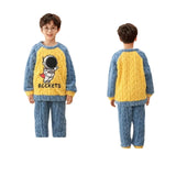 Équipez vos enfants pour l'hiver avec nos pyjamas en flanelle veloutée, spécialement conçus pour apporter confort et style à leur routine nocturne. La capuche ajoutée procure non seulement une protection supplémentaire contre le froid, mais ajoute également une touche de fun à leur tenue de nuit avec son design inspiré des personnages préférés des enfants. La polaire corail garantit une isolation Optimale, Tout en restant légère et respirante.