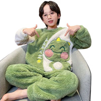 Nos pyjamas pour enfants ne sont pas seulement mignons; ils sont construits pour durer. Fabriqués avec une polaire corail de haute qualité et une flanelle plus veloutée, ces ensembles résistent aux lavages fréquents sans perdre leur couleur ni leur douceur. La durabilité combinée à des détails pratiques comme des poignets élastiques et une taille flexible assurent que ces pyjamas grandissent avec vos enfants.