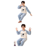 Nos pyjamas pour enfants ne sont pas seulement mignons; ils sont construits pour durer. Fabriqués avec une polaire corail de haute qualité et une flanelle plus veloutée, ces ensembles résistent aux lavages fréquents sans perdre leur couleur ni leur douceur. La durabilité combinée à des détails pratiques comme des poignets élastiques et une taille flexible assurent que ces pyjamas grandissent avec vos Enfants.