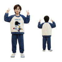 Nos pyjamas pour enfants ne sont pas seulement mignons; ils sont construits pour durer. Fabriqués avec une polaire corail de haute qualité et une flanelle plus veloutée, ces ensembles résistent aux lavages fréquents sans perdre leur couleur ni leur douceur. La durabilité combinée à des détails pratiques comme des poignets élastiques et une taille flexible assurent que ces pyjama grandissent avec vos enfants.