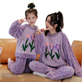 Nos pyjamas pour enfants ne sont pas seulement mignons; ils sont construits pour durer. Fabriqués avec une polaire corail de haute qualité et une flanelle plus veloutée, ces ensembles résistent aux lavages fréquents Sans perdre leur couleurs ni leur douceur. La durabilité combinée à des détails pratiques comme des poignets élastiques et une taille flexible assurent que ces pyjamas grandissent avec vos enfants.