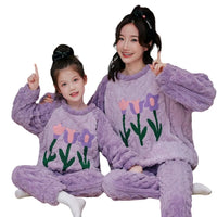 Nos pyjama pour enfants ne sont pas seulement mignons; ils sont construits pour durer. Fabriqués avec une polaire corail de haute qualité et une flanelle plus veloutée, ces ensembles résistent aux lavages fréquents sans perdre leur couleur ni leur douceur. La durabilité combinée à des détails pratiques comme des poignets élastiques et une taille flexible assurent que ces pyjamas grandissent avec vos enfants.
