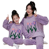 Nos pyjama pour enfants ne sont pas seulement mignons; ils sont construits pour durer. Fabriqués avec une polaire corail de haute qualité et une flanelle plus veloutée, ces ensembles résistent aux lavages fréquents sans perdre leur couleur ni leur douceur. La durabilité combinée à des détails pratiques comme des poignets élastiques et une taille flexible assurent que ces pyjamas grandissent avec vos enfants.