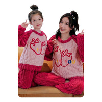 Garder les pyjamas de vos enfants propres et frais n'a jamais été aussi simple. Nos ensembles de pyjamas en polaire corail sont conçus pour un entretien facile, lavables en machine et séchables à basse température. Suivez nos conseils simples pour l'entretien pour prolonger la durée de vie des vêtements de nuit de vos enfants, tout en conservant leur douceur et leur éclat.