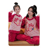 Garder les pyjamas de vos enfants propres et frais n'a jamais été aussi simple. Nos ensembles de pyjamas en polaire corail sont conçus pour un entretien facile, lavables en machine et séchables à basse température. Suivez nos conseils simples pour l'entretien pour prolonger la durée de vie des vêtements de nuit de vos enfants, tout en conservant leur douceur et leur éclat.