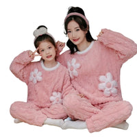 Garder les pyjamas de vos enfants propres et frais n'a jamais été aussi simple. Nos ensembles de pyjamas en polaire corail sont conçus pour un entretien facile, lavables en machine et séchables à basse température. Suivez nos conseils simples pour l'entretien pour prolonger la durée de vie des vêtements de nuit de vos enfants, tout en conservant leur Douceur et leur éclat.