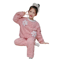 Garder Les pyjamas de vos enfants propres et frais n'a jamais été aussi simple. Nos ensembles de pyjamas en polaire corail sont conçus pour un entretien facile, lavables en machine et séchables à basse température. Suivez nos conseils simples pour l'entretien pour prolonger la durée de vie des vêtements de nuit de vos enfants, tout en conservant leur douceur et leur éclat.