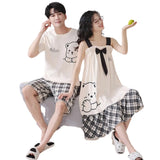 Optez pour la durabilité dans votre choix de pyjamas avec notre ensemble d'été pour couples. Fabriqué à partir de coton 100 % durable, ce pyjama n'est pas seulement confortable mais aussi respectueux de l'environnement. La coupe ample assure un confort sans restreindre vos mouvements, tandis que le motif ours cartoon plaira à la fois aux hommes et aux femme