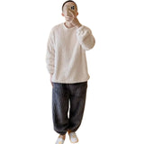 ensemble pyjama chaud Ces ensembles de pyjamas pour hommes vous enveloppent de douceur et de chaleur pour l'hiver. Fabriqués en polaire de corail épaisse, ces pyjamas sont parfaits pour rester au chaud chez soi durant les mois les plus froids.