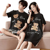 Optez pour notre pyjama d'été spécialement conçu pour les couples qui privilégient le confort sans sacrifier le style. Que vous vous détendiez à la maison ou profitiez d'une soirée cosy, nos pyjamas offrent une expérience de douceur supérieure. Leur composition en coton pur respecte votre peau, évitant les irritations et assurant une bonne régulation thermique pendant les nuit d'été.