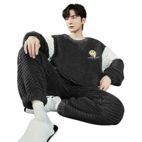 Profitez des nuits dhiver avec notre ensemble de pyjamas en velours corail, parfait pour les hommes qui cherchent à allier style et confort. Le haut à motifs de dessins animés ajoute une touche ludique à ce vêtement de nuit essentiel pour l'hiver.