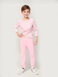 Offrez à vos enfants une chaleur exceptionnelle durant les mois les plus froids avec nos ensembles de pyjamas d'hiver coréens. Conçus spécifiquement pour les jeunes de 2 à 12 ans, ces pyjamas utilisent une polaire thermique épaisse pour garder vos enfants au chaud toute la nuit. Idéal pour les garçons et les filles, chaque ensemble propose des motifs stylés et colorés qui plaisent aux enfants tout en leur offrant le confort maximal.