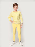 Offrez à vos enfants une chaleur exceptionnelle durant les mois les plus froids avec nos ensembles de pyjamas  jaunes d'hiver coréens. Conçus spécifiquement pour les jeunes de 2 à 12 ans, ces pyjamas utilisent une polaire thermique épaisse pour garder vos enfants au chaud toute la nuit. Idéal pour les garçons et les filles, chaque ensemble propose des motifs stylés et colorés qui plaisent aux enfants tout en leur offrant le confort maximal.