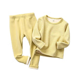 Intégrez style et confort dans la garde-robe de nuit de vos enfants avec nos pyjamas coréens. Chaque ensemble est conçu pour offrir une aisance de mouvement complète, avec une coupe spacieuse et des finitions soignées. Les motifs ludiques et les couleurs vives rendent ces pyjamas aussi jolis que confortables, assurant que vos enfants les Adoreront dès le premier port.