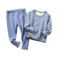 Intégrez style et confort dans la garde-robe de nuit de vos enfants avec nos pyjamas coréens. Chaque ensemble est conçu pour offrir une aisance de mouvement complète, avec une coupe spacieuse et des finitions soignées. Les motifs ludiques et les couleurs vives rendent ces pyjamas aussi jolis que confortables, assurant que vos enfants les adoreront Dès le premier port.