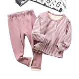 Intégrez style et confort dans la garde-robe de nuit de vos enfants avec nos pyjamas coréens. Chaque ensemble est conçu pour offrir une aisance de mouvement complète, avec une coupe spacieuse et des finitions soignées. Les motifs ludiques et les couleurs vives rendent ces Pyjamas aussi jolis que confortables, assurant que vos enfants les adoreront dès le premier port.