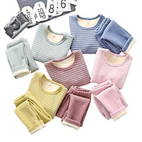 Gardez les pyjamas de vos enfants en parfait état sans effort supplémentaire. Nos ensembles de pyjamas sont conçus pour être faciles à entretenir, nécessitant seulement un lavage à basse température pour maintenir leur qualité et leur éclat. Cette facilité d'entretien vous permet de garder les vêtements de nuit de vos enfants toujours frais Et prêts pour le coucher.