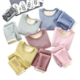 Gardez les pyjamas de vos enfants en parfait état sans effort supplémentaire. Nos ensembles de pyjamas sont conçus pour être faciles à entretenir, nécessitant seulement un lavage à basse température pour maintenir leur qualité et leur éclat. Cette facilité d'entretien vous permet de garder les vêtements de nuit de vos enfants toujours frais Et prêts pour le coucher.