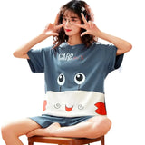 Explorez notre gamme exclusive de pyjamas d'été en coton pour couples. Chaque ensemble, composé d'un haut et d'un bas coordonnés, est fabriqué dans un coton respirant de première qualité, idéal pour les nuits chaudes. Les motifs de rayures et cartoons ajoutent une touche ludique à votre tenue de nuit. Adaptés aussi bien pour les femmes que pour les hommes, ces pyjamas sont disponibles dans une large gamme de tailles, assurant un Confort sur mesure.