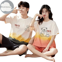 Explorez notre gamme exclusive de pyjamas d'été en coton pour couples. Chaque ensemble, composé d'un haut et d'un bas coordonnés, est fabriqué dans un coton respirant de première qualité, Idéal pour les nuits chaudes. 