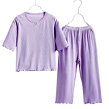 Choisissez notre ensemble de pyjamas pour vos enfants pour leur offrir un sommeil confortable et stylé chaque nuit. Parfait pour les soirées pyjama ou comme tenue de détente à la maison, cet ensemble combine mode et fonctionnalité pour répondre aux besoins des parents Modernes et des enfants actifs.