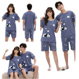 Profitez d'un Confort inégalé avec notre ensemble de pyjamas d'été pour couples. Fabriqué à partir de coton pur, cet ensemble promet une douceur exceptionnelle et une respirabilité idéale pour les nuits chaudes. Le design charmant avec des imprimés cartoon apporte une touche de gaieté et est parfait pour ceux qui aiment mélanger style et confort à la maison. Disponible en plusieurs tailles, cet ensemble est une excellente idée cadeau pour les anniversaires ou les occasions spéciales.