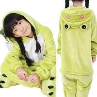 Nos Kigurumi sont le choix idéal pour les enfants qui aiment combiner jeu et confort. Non seulement ils fournissent une couche supplémentaire de chaleur durant les mois froids, mais ils encouragent également le jeu et la créativité grâce à leurs designs captivants. Investissez dans ces pyjamas de qualité supérieure et offrez à vos enfants le cadeau du Confort et de la joie chaque nuit.