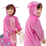 Nos Kigurumi roses sont le choix idéal pour les enfants qui aiment combiner jeu et confort. Non seulement ils fournissent une couche supplémentaire de chaleur durant les mois froids, mais ils encouragent également le jeu et la créativité grâce à leurs designs captivants. Investissez dans ces pyjamas de qualité supérieure et offrez à vos enfants le cadeau du confort et de la joie chaque nuit.