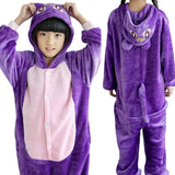 Nos Kigurumi  violets sont le choix idéal pour les enfants qui aiment combiner jeu et confort. Non seulement ils fournissent une couche supplémentaire de chaleur durant les mois froids, mais ils encouragent également le jeu et la créativité grâce à leurs designs captivants. Investissez dans ces pyjamas de qualité supérieure et offrez à vos enfants le cadeau du confort et de la joie chaque nuit.