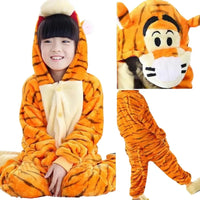 Nos Kigurumi oranges sont le choix idéal pour les enfants qui aiment combiner jeu et confort. Non seulement ils fournissent une couche supplémentaire de chaleur durant les mois froids, mais ils encouragent également le jeu et la créativité grâce à leurs designs captivants. Investissez dans ces pyjamas de qualité supérieure et offrez à vos enfants le cadeau du confort et de la joie chaque nuit.
