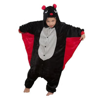 Nos Kigurumi rouges et noirs sont le choix idéal pour les enfants qui aiment combiner jeu et confort. Non seulement ils fournissent une couche supplémentaire de chaleur durant les mois froids, mais ils encouragent également le jeu et la créativité grâce à leurs designs captivants. Investissez dans ces pyjamas de qualité supérieure et offrez à vos enfants le cadeau du confort et de la joie chaque nuit.